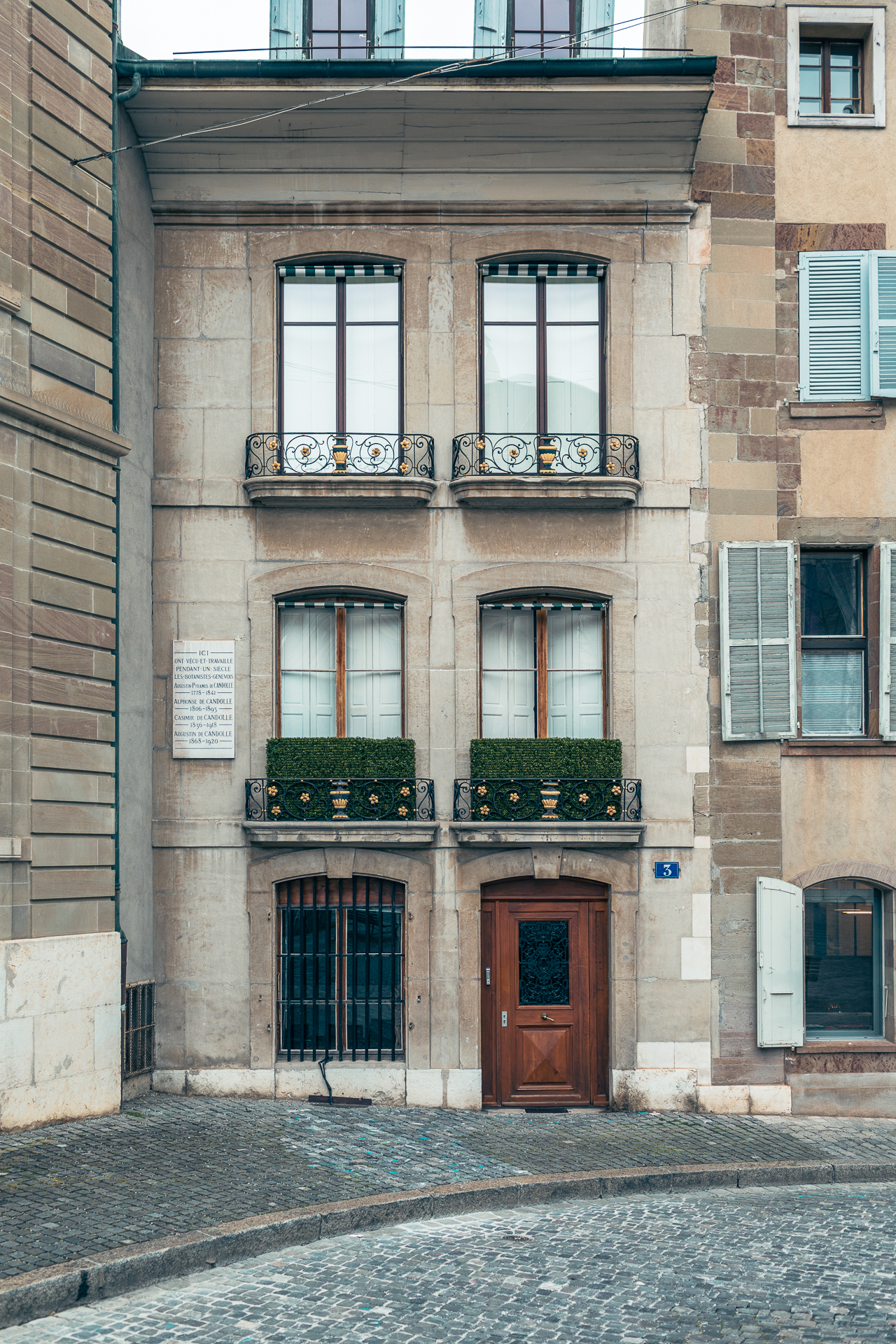 Façade with commemorative plaque at Cour de St Pierre